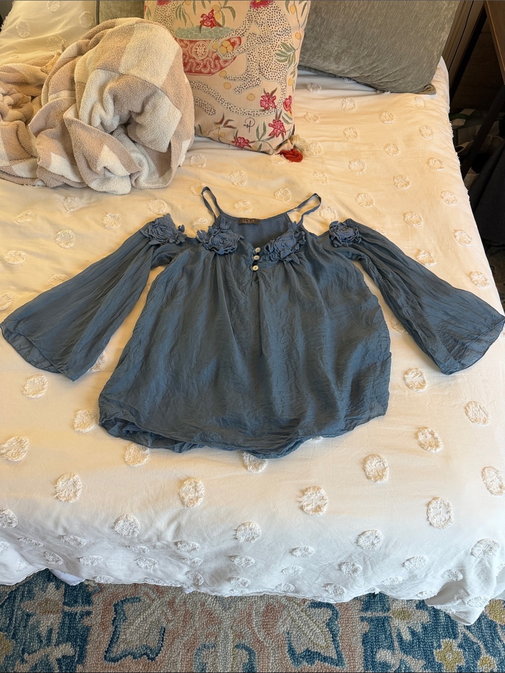 lola made in Italy Cold-shoulder blue floral applique blouse small